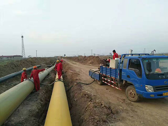 什么是聚氨酯補口機?(圖2) 聚氨酯補口機Q2600系列施工現場