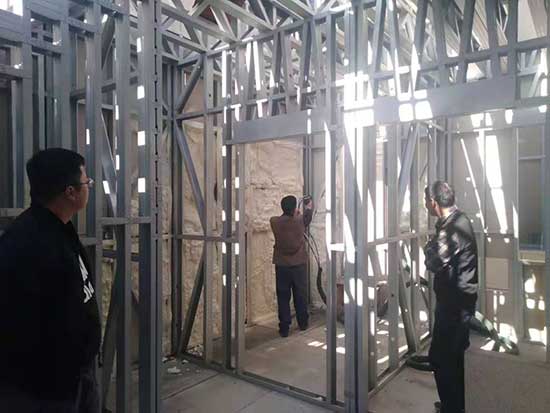 輕鋼填充發泡聚氨酯防火等級如何 可以建造別墅房屋嗎?(圖1) 輕鋼保溫防火填充發泡聚氨酯效果