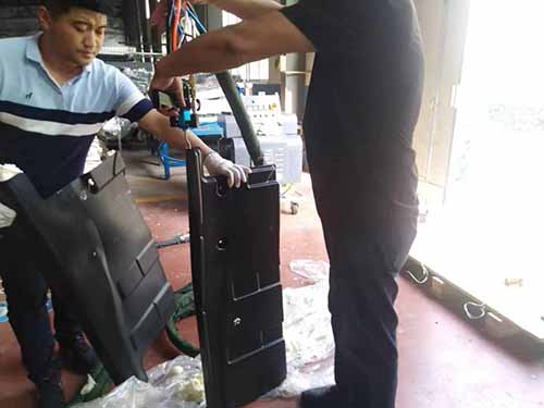 汽車配件聚氨酯填充(圖1) H5600D液壓聚氨酯發泡機在山東諸城用于汽車配件聚氨酯填充