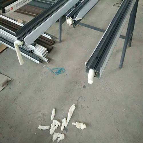 型材發(fā)泡 澆注機(jī)器(圖1) 型材發(fā)泡澆注案例