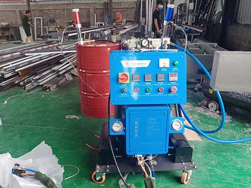 斷橋鋁內(nèi)部填充物 是什么泡沫(圖2) Q2600D斷橋鋁填充聚氨酯噴涂發(fā)泡機