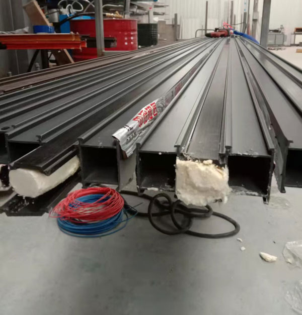 聚氨酯發(fā)泡用到哪些設備(圖3) 聚氨酯發(fā)泡斷橋鋁填充案例