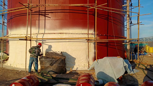 聚氨酯發(fā)泡用到哪些設備(圖2) 聚氨酯發(fā)泡罐體保溫案例